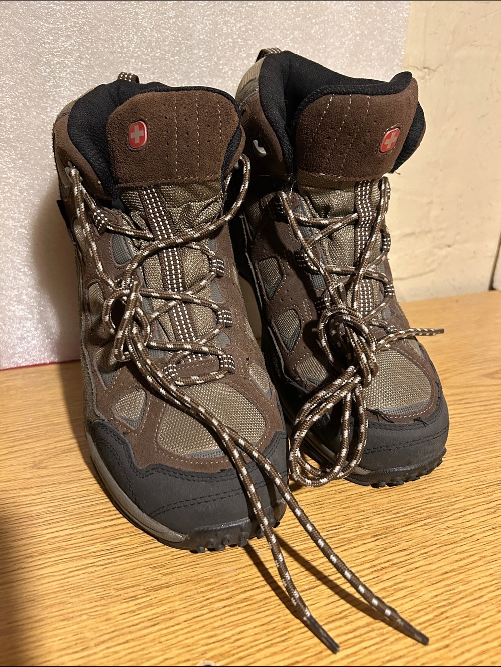 Ladies Brown Hiking Boots - Swiss-Style Outdoor Shoes sz10.5